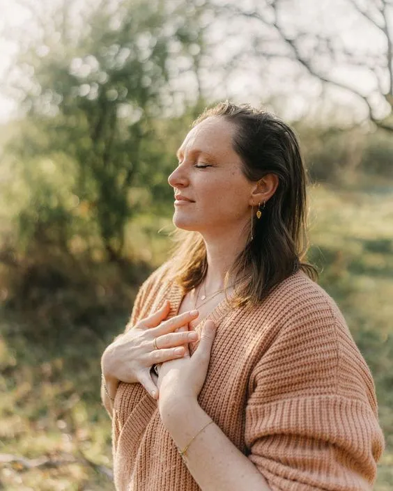Hormonal imbalances often reflect deeper emotional and energetic stories.
PMS, fatigue, or irregular cycles can carry unresolved emotions or inherited patterns.
At Anayata: We cleanse, heal, and restore — supporting feminine energy through emotional release and belief transformation.